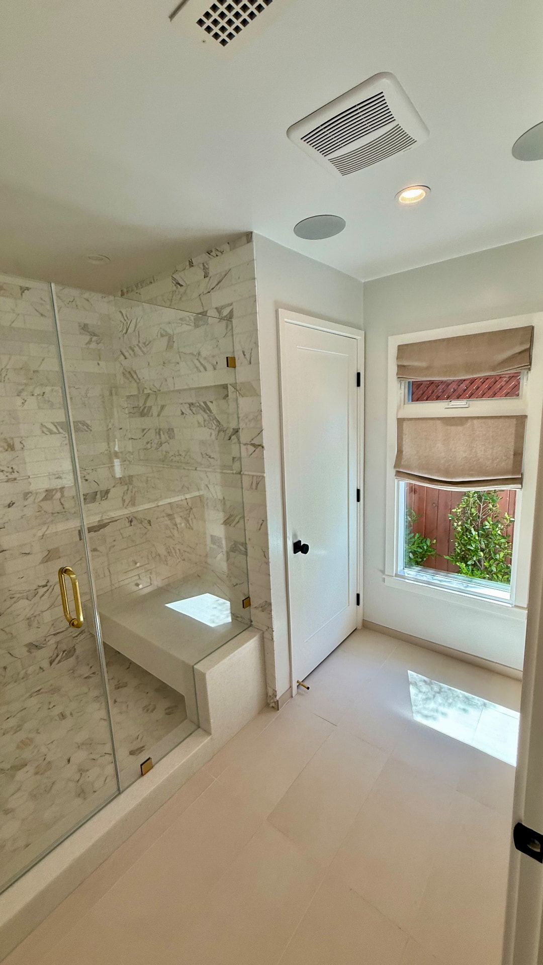 Cordless linen Roman shades in completed Venice Beach bathroom